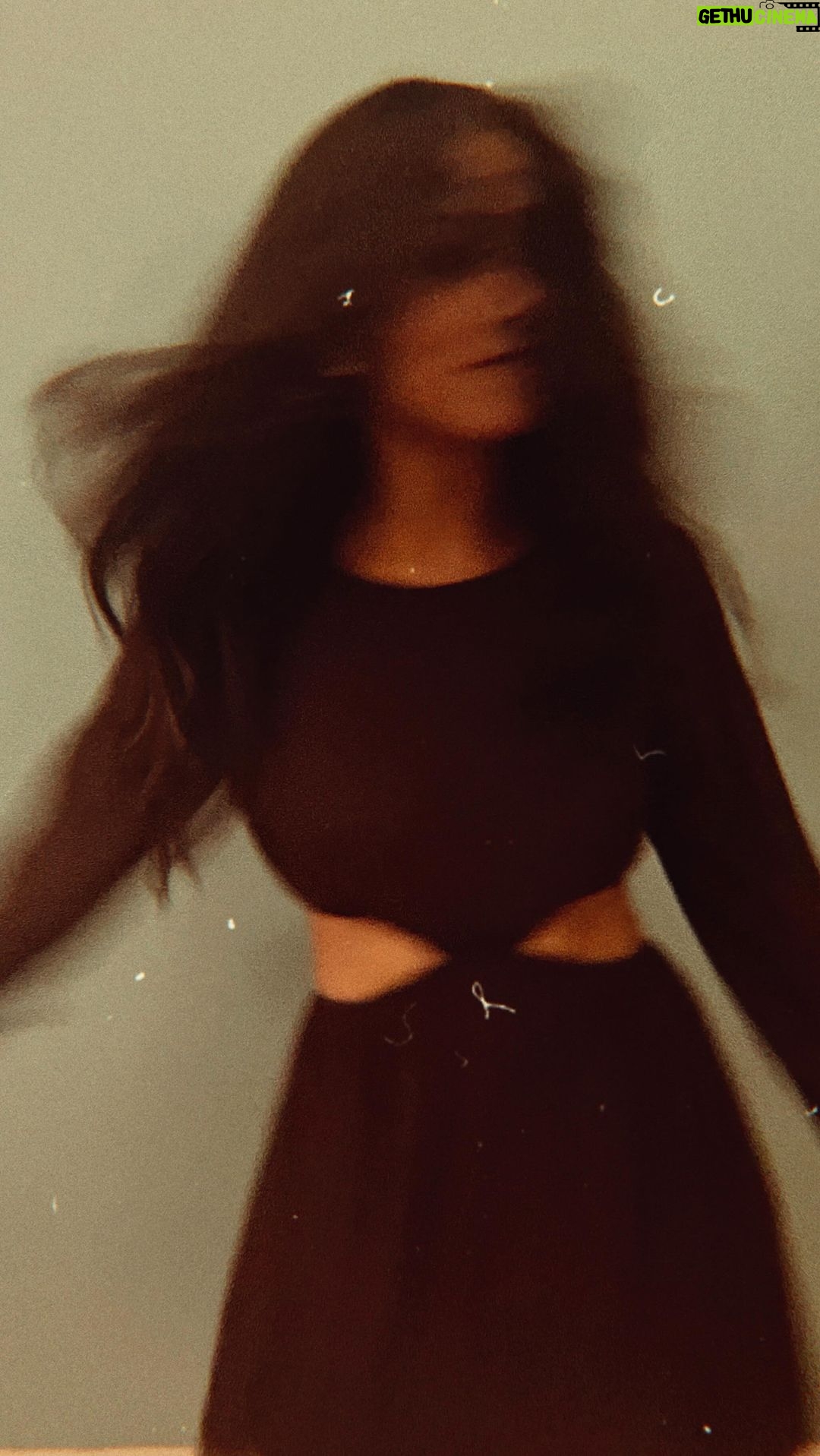 Anindita Bose Instagram - #songonloop 💃🏽 . . . . . . . . . #réel #insta #instareels #reelsinstagram #reels #christmas #instafashion #instamood #alwaysinamoodtodance