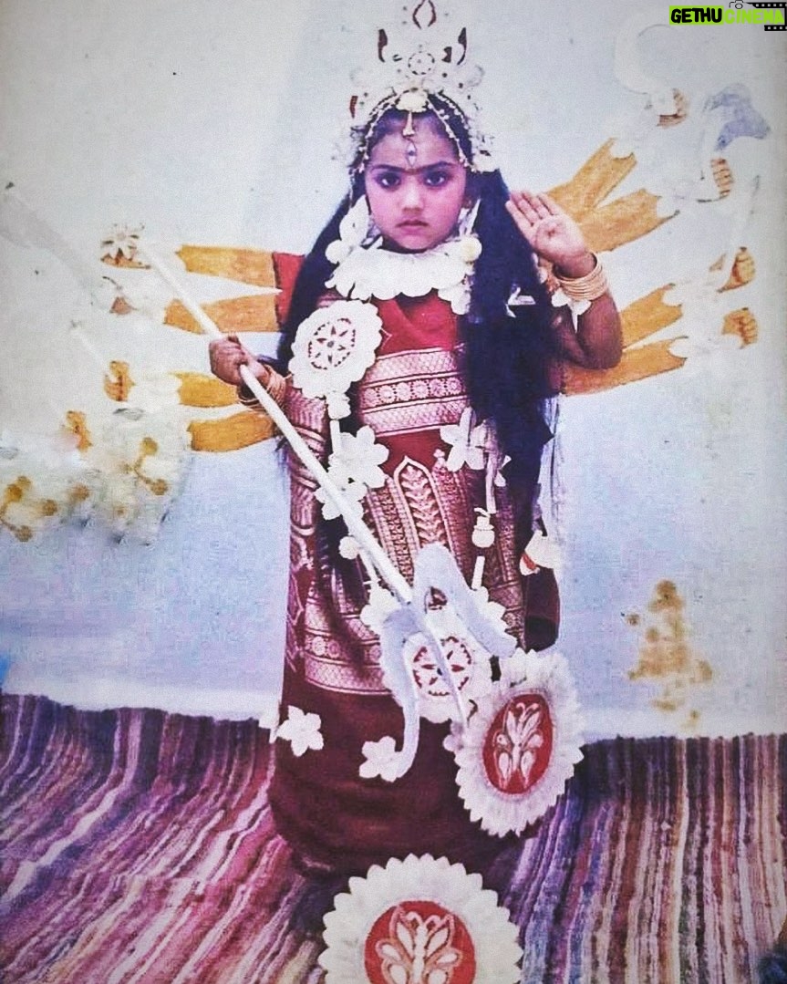 Anindita Bose Instagram - 🌺 A very serious Shubho Panchami y’all 🌺 . . . . . #instagram #instagood #insta #throwback #throwbackthursday #subhopanchami #durgapuja #instalike