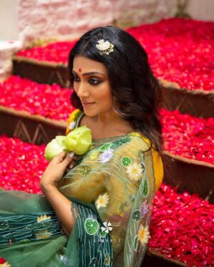 Anindita Bose Instagram - 🌹পুজো এলো বলে 🌹 
.
.
.
.
.
.
.
.
#instagram #instagood #instalike #saree #insta #shosti #durgapuja