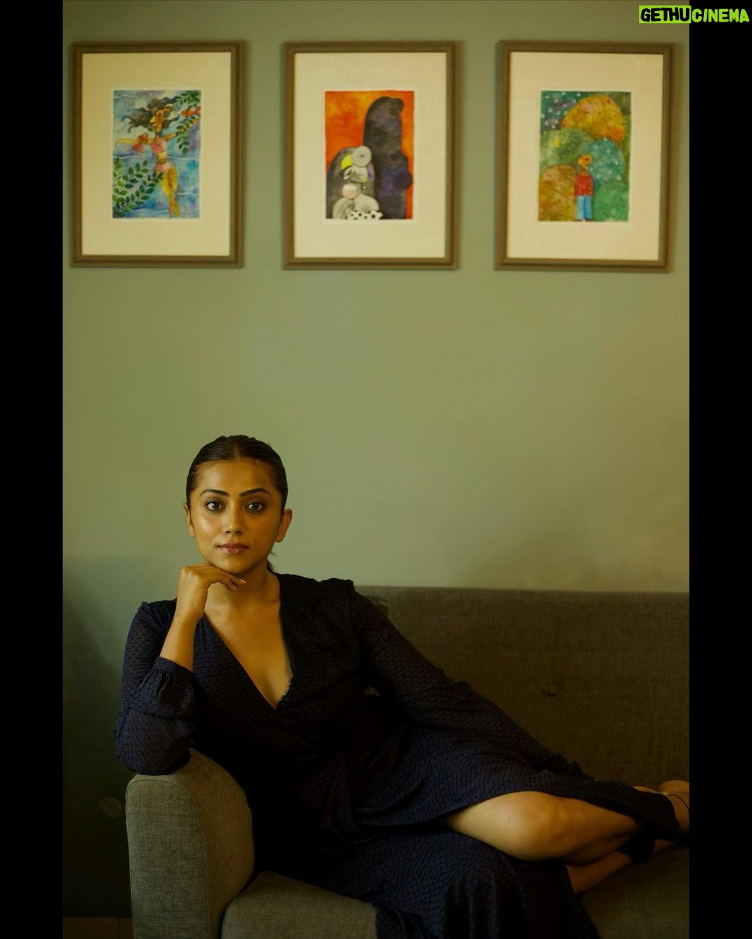 Anindita Bose Instagram - She said, ‘look proud’. Casually sitting below my artwork. . . . 📸 my forever girl @shubasu2.0 . . . . . . #instagram #instadaily #art #artistsoninstagram #artist #framed #watercolors #instaart #instaartist