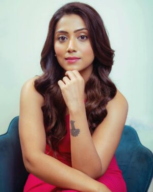 Anindita Bose Instagram - Completely obsessed 🩷
.
.
.
.
Camera @saswata_majumder 
HMU @optimisticaamrapali96 
Dress @mango 
Stylist @poulami.rgupta 
@iamsudiptachanda 
.
.
.
#ad #lorealparis #loreal #myhaircolormyexpression