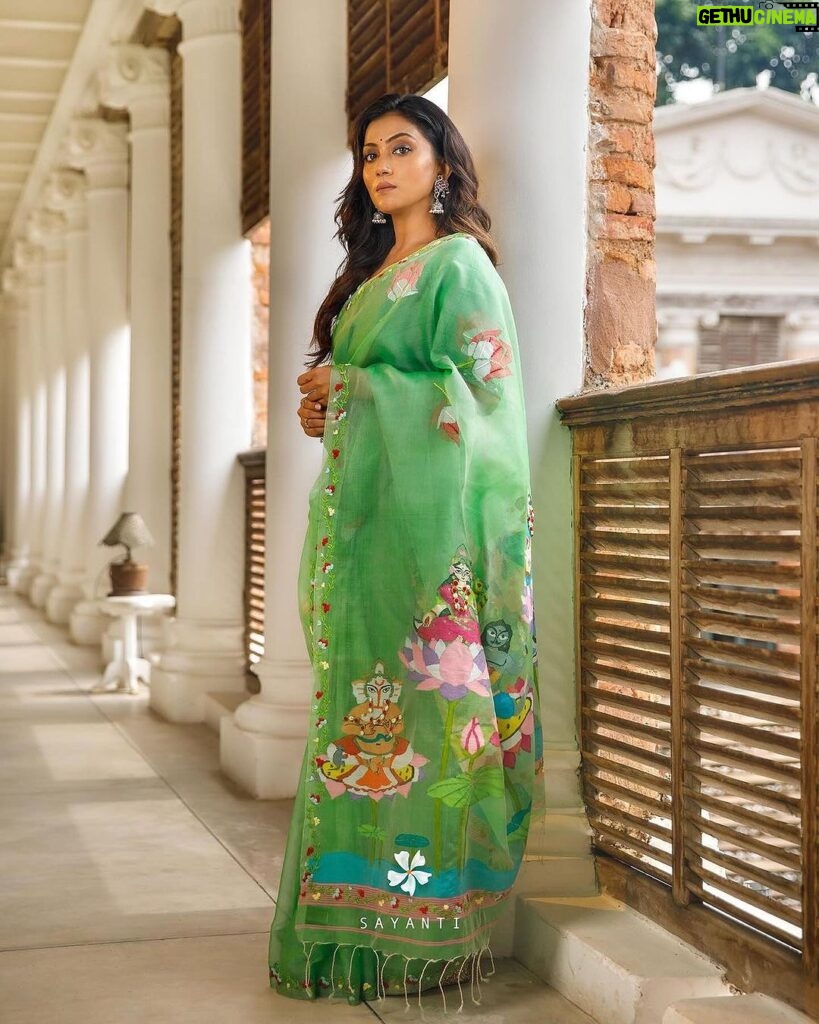 Anindita Bose Instagram - Happy Dussehra 🪷 This Durga pujo deck up in this sheer green handwoven ensemble with Durga motif embroidered on the Anchal and blouse back. The lotus detailing with intricate border created all over the saree evokes a sense of eternal beauty, making it suitable for any time of the day. May it be your pandal hopping session or quick meet-ups with your friends, ace the look with elegance and in style. Pictures @bijaya_datta @shyanjit0707 Location @therajbaribawaliofficial HMU @abhijitpl2 @ginni_love21 @sanandalaha Styling @stylebysumit Saree @sayantighoshdesignerstudio #sayantighoshdesignerstudio #sayantighoshpujocollection2023 #festivecollection #festivewear #durgapuja2023 #maaasche #duggadugga #nabami #navadurga #durga #durgasaree #durgablouse #organzasaree #handembroidery #lavender #instagram #insta #instadaily