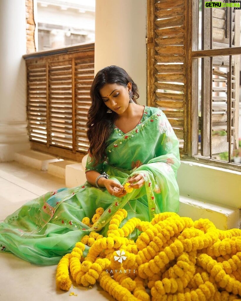 Anindita Bose Instagram - Happy Dussehra 🪷 This Durga pujo deck up in this sheer green handwoven ensemble with Durga motif embroidered on the Anchal and blouse back. The lotus detailing with intricate border created all over the saree evokes a sense of eternal beauty, making it suitable for any time of the day. May it be your pandal hopping session or quick meet-ups with your friends, ace the look with elegance and in style. Pictures @bijaya_datta @shyanjit0707 Location @therajbaribawaliofficial HMU @abhijitpl2 @ginni_love21 @sanandalaha Styling @stylebysumit Saree @sayantighoshdesignerstudio #sayantighoshdesignerstudio #sayantighoshpujocollection2023 #festivecollection #festivewear #durgapuja2023 #maaasche #duggadugga #nabami #navadurga #durga #durgasaree #durgablouse #organzasaree #handembroidery #lavender #instagram #insta #instadaily
