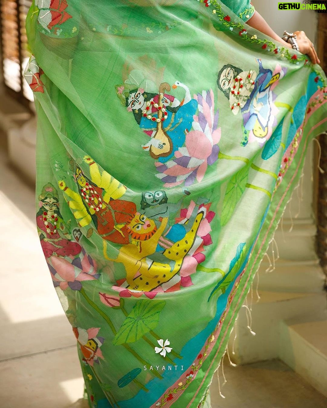 Anindita Bose Instagram - Happy Dussehra 🪷 This Durga pujo deck up in this sheer green handwoven ensemble with Durga motif embroidered on the Anchal and blouse back. The lotus detailing with intricate border created all over the saree evokes a sense of eternal beauty, making it suitable for any time of the day. May it be your pandal hopping session or quick meet-ups with your friends, ace the look with elegance and in style. Pictures @bijaya_datta @shyanjit0707 Location @therajbaribawaliofficial HMU @abhijitpl2 @ginni_love21 @sanandalaha Styling @stylebysumit Saree @sayantighoshdesignerstudio #sayantighoshdesignerstudio #sayantighoshpujocollection2023 #festivecollection #festivewear #durgapuja2023 #maaasche #duggadugga #nabami #navadurga #durga #durgasaree #durgablouse #organzasaree #handembroidery #lavender #instagram #insta #instadaily