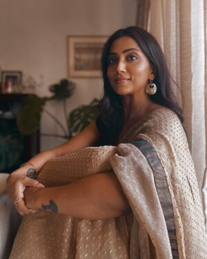 Anindita Bose Instagram - #bts 🍁 
So excited about what we shot today… a brand that is soooooo close to my heart … 
.
.
.
.
.
.
.
.
.
.
.
.
.
.
.
.
#instagram #instagood #insta #instadaily #instalike #ethnicwear @purplecarouseldesigns