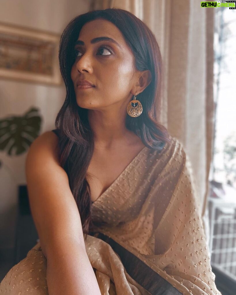 Anindita Bose Instagram - #bts 🍁 So excited about what we shot today… a brand that is soooooo close to my heart … . . . . . . . . . . . . . . . . #instagram #instagood #insta #instadaily #instalike #ethnicwear @purplecarouseldesigns