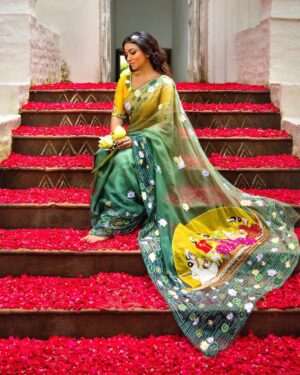 Anindita Bose Instagram - 🌹পুজো এলো বলে 🌹 
.
.
.
.
.
.
.
.
#instagram #instagood #instalike #saree #insta #shosti #durgapuja