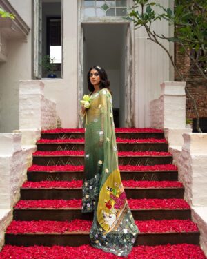 Anindita Bose Instagram - 🌹পুজো এলো বলে 🌹 
.
.
.
.
.
.
.
.
#instagram #instagood #instalike #saree #insta #shosti #durgapuja