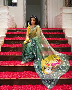 Anindita Bose Instagram - 🌹পুজো এলো বলে 🌹 
.
.
.
.
.
.
.
.
#instagram #instagood #instalike #saree #insta #shosti #durgapuja