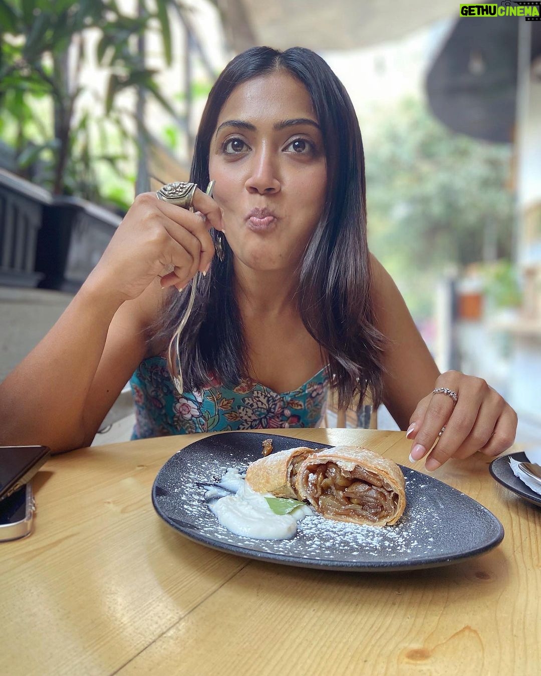Anindita Bose Instagram - How much dessert is too much dessert???? π€ππ¦π«π° . . . . . . . . . . . . #thursdayvibes #thursdaythoughts #dessert #dessertlover #icecreamlover #instagram #instagood #instadaily #insta #thursdaythrowback