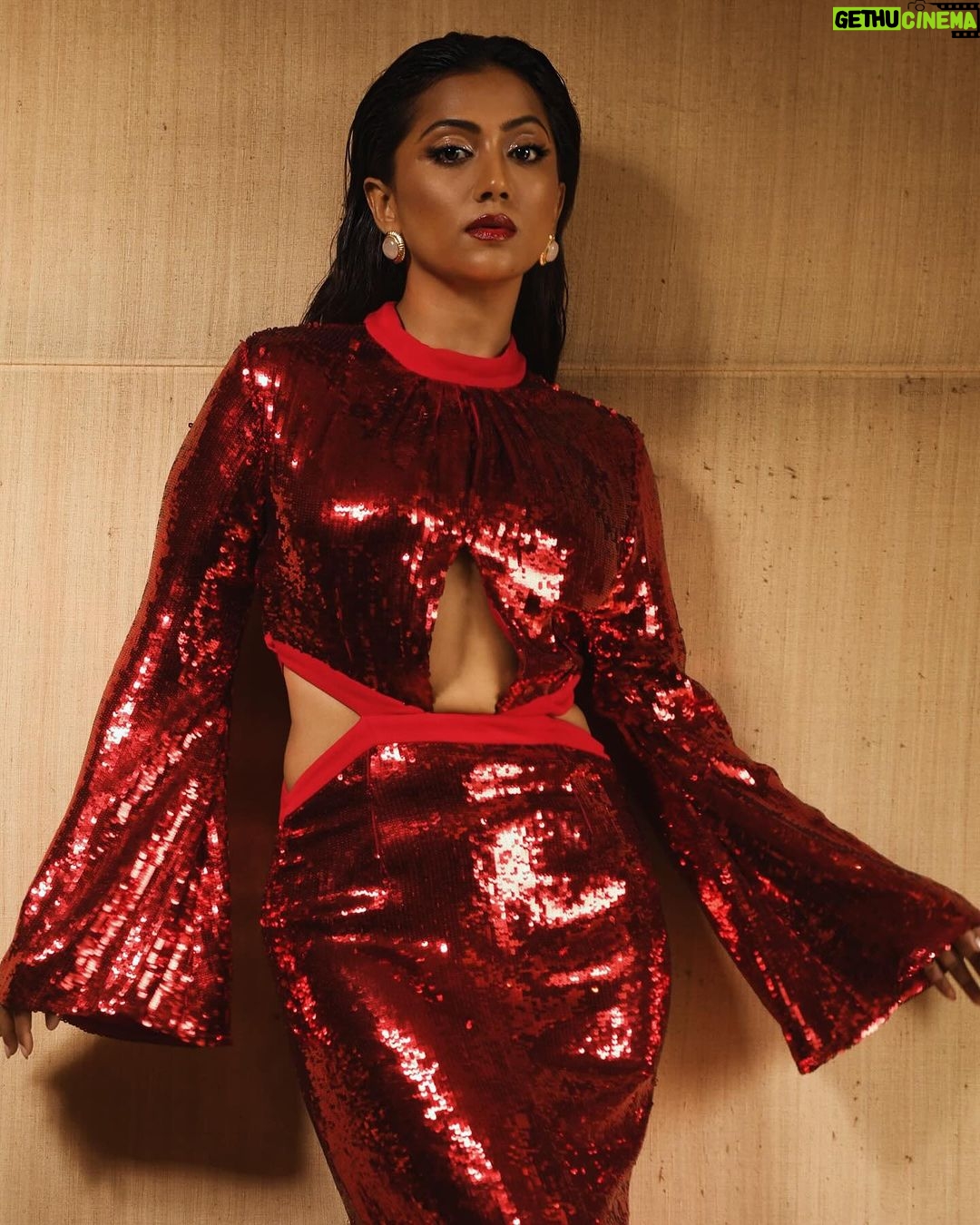 Anindita Bose Instagram - 🍒 Happy 5th anniversary @indulgexpress Pics: @sarkardebarshi19 Styling: @poulami.rgupta MUA: @makeupartist_prasenjit Costumes: @studioradical @vizyon.in Jewellery by: @kleo21official Story by: @sharmighosal . . . #indulgexpress #indulgekolkata #anniversary #insta #instagram #fashion ITC Royal Bengal