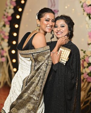 Anindita Bose Instagram - What happens when you find your favourite human in a crowd … swipe ➡️

Thank you @twc2014india for capturing these moments ❣️
.
.
.
#sandiptasoumya #wedding #tistheseason #aboutlastnight