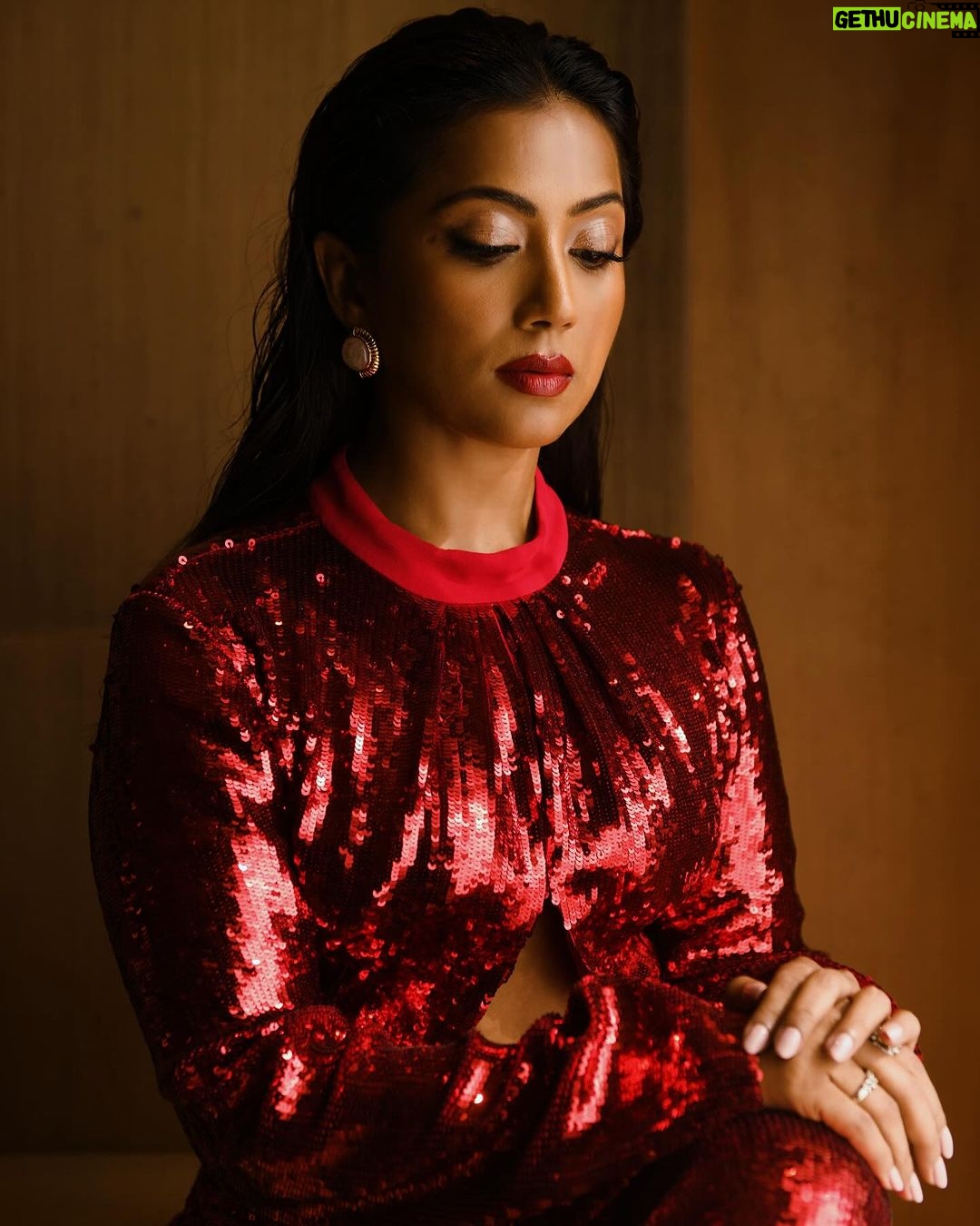 Anindita Bose Instagram - 🍒 Happy 5th anniversary @indulgexpress Pics: @sarkardebarshi19 Styling: @poulami.rgupta MUA: @makeupartist_prasenjit Costumes: @studioradical @vizyon.in Jewellery by: @kleo21official Story by: @sharmighosal . . . #indulgexpress #indulgekolkata #anniversary #insta #instagram #fashion ITC Royal Bengal