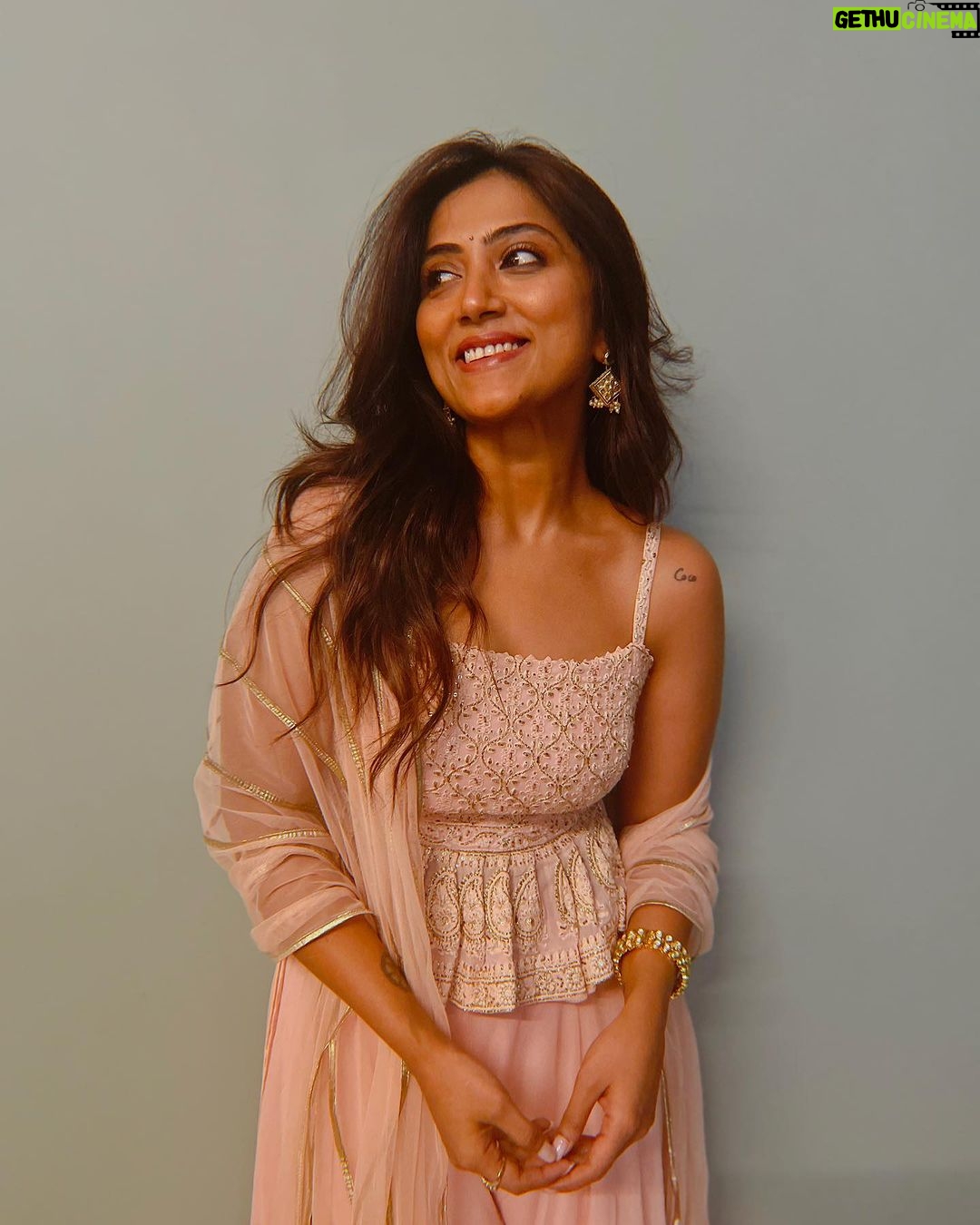 Anindita Bose Instagram - A lot of reasons to be happy & grateful ✨ . . . . . . . . . #instagood #instagood #diwali #diwalivibes✨ #ethnic #ethnicwear #instamood #instalike