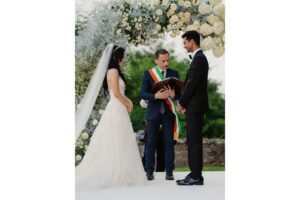 Anirudh Pisharody Instagram - Thank you Vogue India for sharing the best day of our lives 💙 @vogueindia 

“Anirudh Pisharody (@anirudh.pisharody) and Jill V Dae’s (@jillvdae) love story, born from a chance encounter in their college grocery store’s parking lot, culminated in a magical Roman wedding that beautifully merged their Indian and Chinese roots. The fairy tale wedding at Castello Odescalchi di Bracciano, a medieval lakeside castle, featured a harmonious mix of Chinese tea ceremony, Indian kalyanam, and Western traditions. At the link in bio, Praachi Raniwala (@praachiraniwala) shares more details of their serendipitous day.”

📸: @danieletorella_photography
💍: @2wedinrome