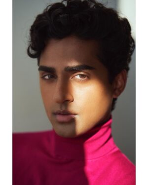 Anirudh Pisharody Instagram - Already seeing red 🎅🏽🤪

📸: @madhuri_itagi 
💇🏾‍♂️: @ariellepark