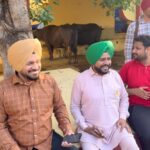 Anita Devgan Instagram - singing on set by artists