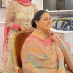 Anita Devgan Instagram - ❤️ @anitadevgan101 🥰🥰 @neerubajwa @kulwinderbilla @officialjassbajwa @itsneerubajwaentertainment @jassijasbir #reelkrofeelkro #instragood #trendingreels #trendingsongs #beautyobsessed
