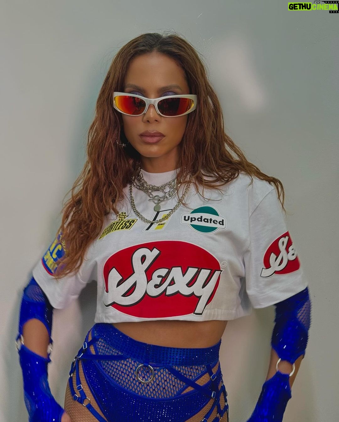 Anitta Instagram - Salvador, como explicar essa noite de hits? Haha Essa energia s贸 tem na Bahia!!! 馃敟馃シ馃寽馃敟馃帀馃巼 Bahia - Salvador
