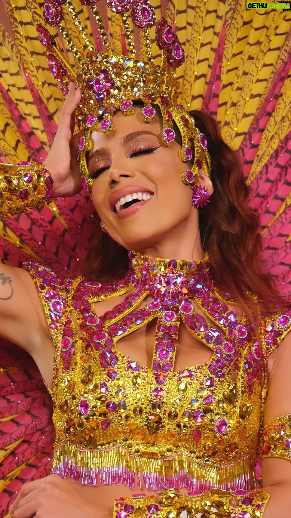 Anitta Instagram - Starting off the 2024 season of my carnival with the theme “Samba Schools,” I arrived dressed in homage to “Porto da Pedra” from São Gonçalo, Rio de Janeiro! Since the creation of ‘carnival blocks’, social and political themes have emerged in the midst of the revelry. In 2023, the school brought the theme “A Jangada: 800 leagues on the Amazon” to its parade. A theme that, besides showcasing the diversity, beauty, and grandeur of our forest, signaled the urgent importance of preservation and recovery, as well as the protection of indigenous territories and rights. Sixty-nine percent of the Amazon forest is Brazilian. By keeping the Amazon alive, we are combating global warming and climate change. Pt nos comentários Salvador, Bahia, Brazil