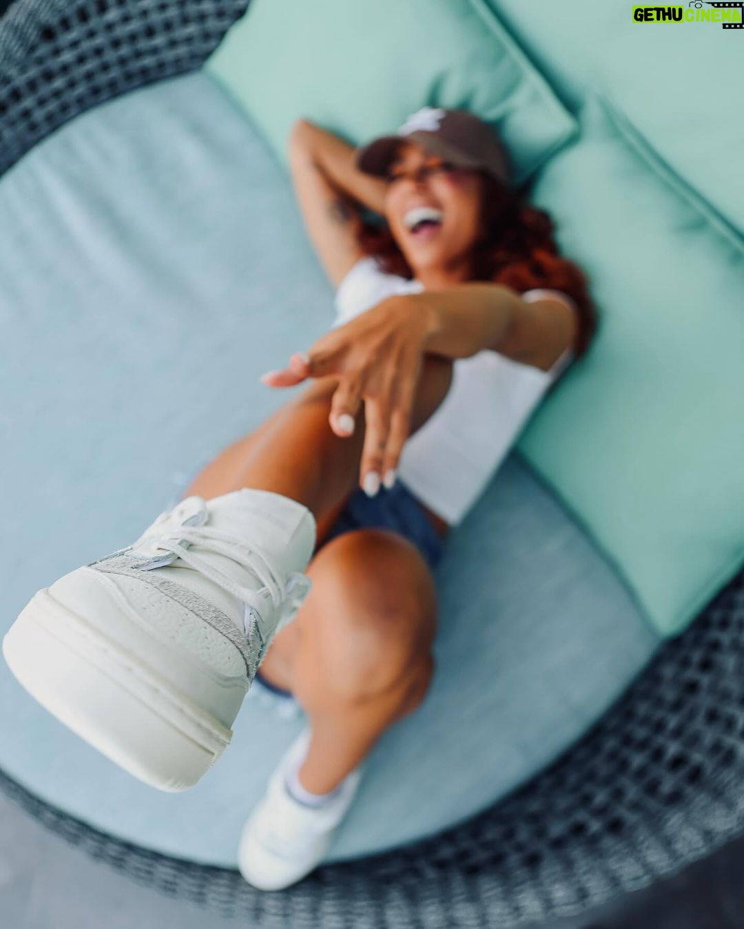 Anitta Instagram - De volta pro BR e prontíssima pra dar play no verão com conforto e estilo, vamoo 🔥☀️⛱️💙 @adidasbrasil #criadocomadidas #publi
