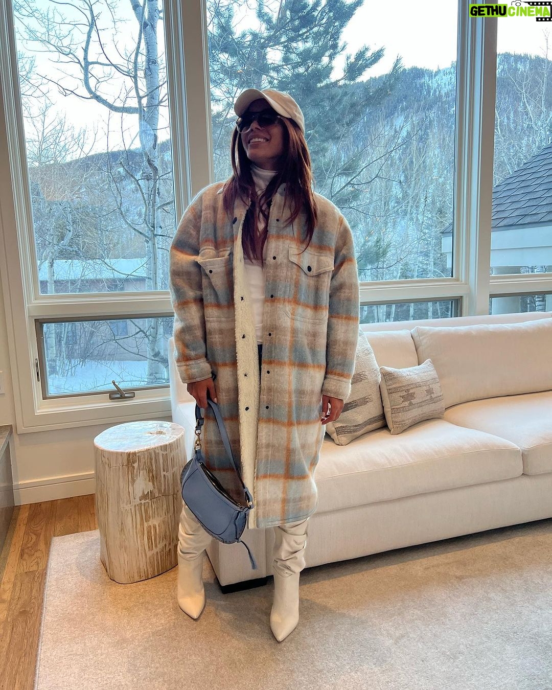 Anitta Instagram - We loooooove the snow season