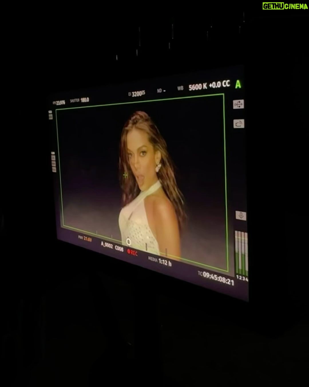 Anitta Instagram - vcs amam uma fofoca de bastidor nĂ©? Olha o que espera vcs no visualizer de JOGA PRA LUA 🌙 segunda 11h! Quero ver quem tá ansioso pro vĂdeo nos comentáriossss!!!