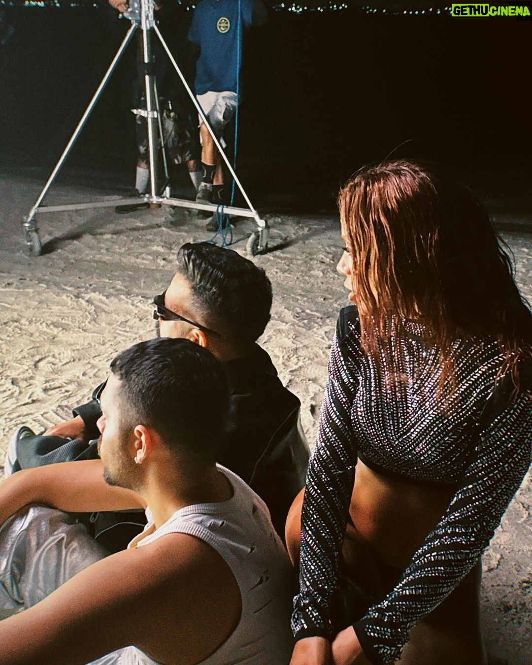 Anitta Instagram - vcs amam uma fofoca de bastidor nĂ©? Olha o que espera vcs no visualizer de JOGA PRA LUA 🌙 segunda 11h! Quero ver quem tá ansioso pro vĂdeo nos comentáriossss!!!