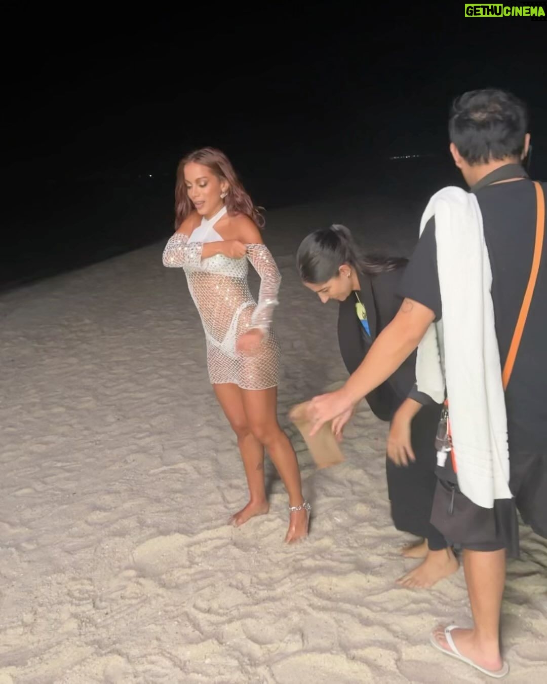 Anitta Instagram - vcs amam uma fofoca de bastidor nĂ©? Olha o que espera vcs no visualizer de JOGA PRA LUA 🌙 segunda 11h! Quero ver quem tá ansioso pro vĂdeo nos comentáriossss!!!