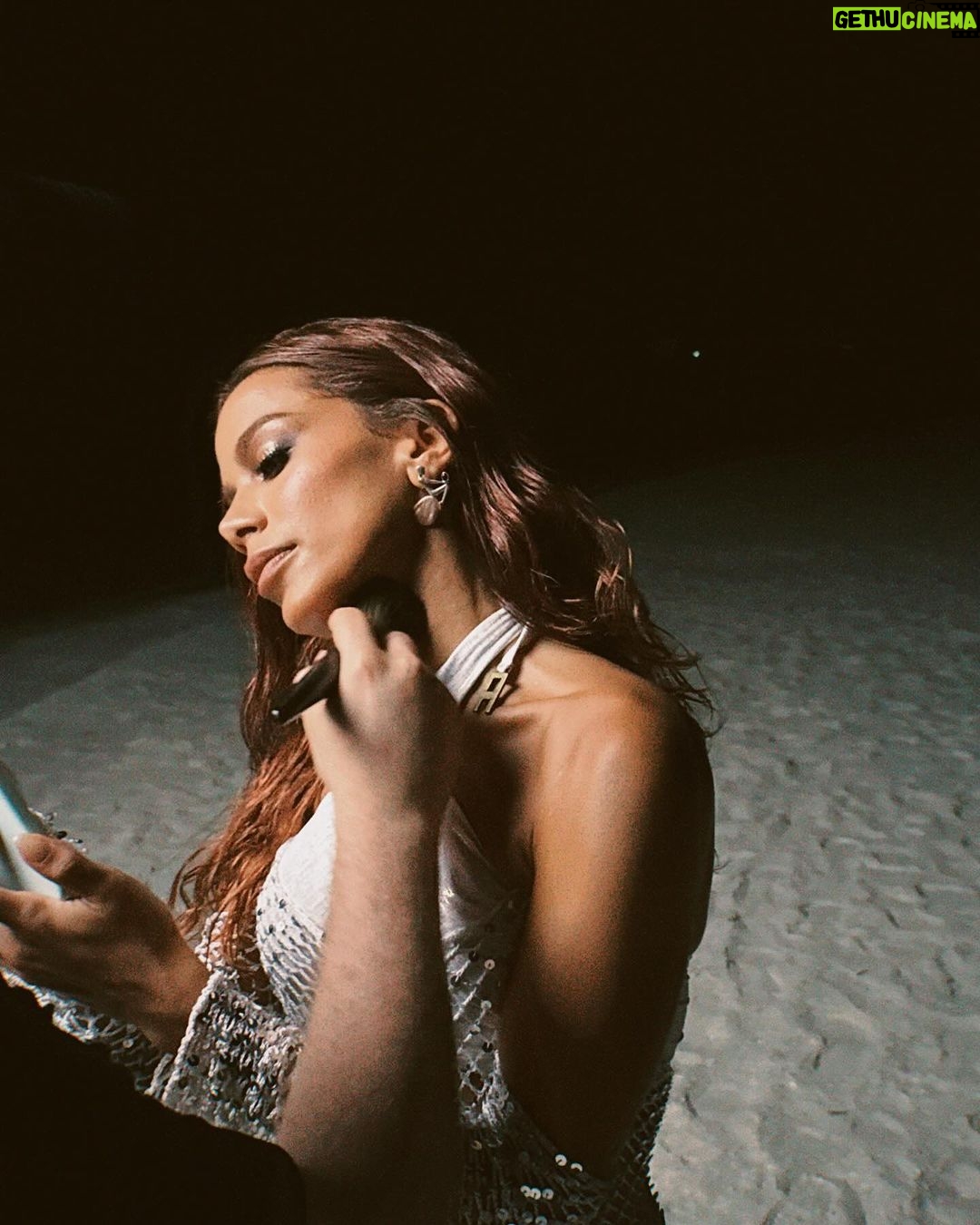 Anitta Instagram - vcs amam uma fofoca de bastidor nĂ©? Olha o que espera vcs no visualizer de JOGA PRA LUA 🌙 segunda 11h! Quero ver quem tá ansioso pro vĂdeo nos comentáriossss!!!