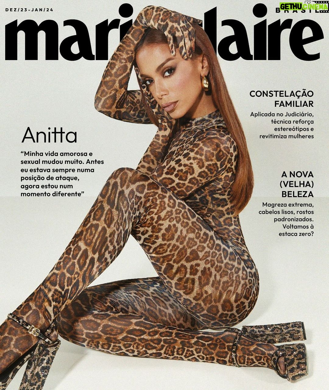 Anitta Instagram - Furacão, terremoto, tsunami: os fenômenos mais impetuosos da natureza são frequentemente usados para descrever #Anitta. Clichê ou não, a força arrasadora da artista de Honório Gurgel, no subúrbio carioca, guarda mesmo semelhanças com um acontecimento natural impossível de ser contido. Com Anitta, tudo é superlativo. Não à toa, só ela poderia estrelar o capão único de #MarieClaireDezembroJaneiro. Impulsiva, estratégica e feminista, @anitta leva o funk e a magia do Brasil para o exterior, coleciona hits fenomenais e prêmios renomados e diz que termina o ano mais zen e reenergizada – para voltar com a corda toda já, já em uma série de shows pré-carnaval. "Em vez de alcançar o topo, a fama, o dinheiro, meu foco é aprender a ser feliz internamente. Acho que isso é liberdade." #MarieClaireBrasil chega nesta sexta-feira (1º) no app @globomais e nas bancas de todo o país a partir de 7/12. Quer ler a entrevista na íntegra? Está no nosso site! Por @mariaritaalonso e @naguadagnucci Fotos @henriquegendre (MLales) Tratamento de imagem @taugeretouch Beleza @henriquem85 Styling @danielueda (MLages) Direção de moda @larissalucchese Produção de executiva @vandecazimmermann Produção de moda @brucidade_ , @lu_lluan, @giovannadevitto Assistente de beleza @julio_cardim Assistentes de fotografia @artekiss, @mmarcolino Manicure @taybatistanails Camareira Lili Peixoto Costureira @salvadoranascimento Agradecimento @studiodocais Anitta veste catsuit A. Rolê, sandálias Dolce & Gabbana e brincos Betty Brand
