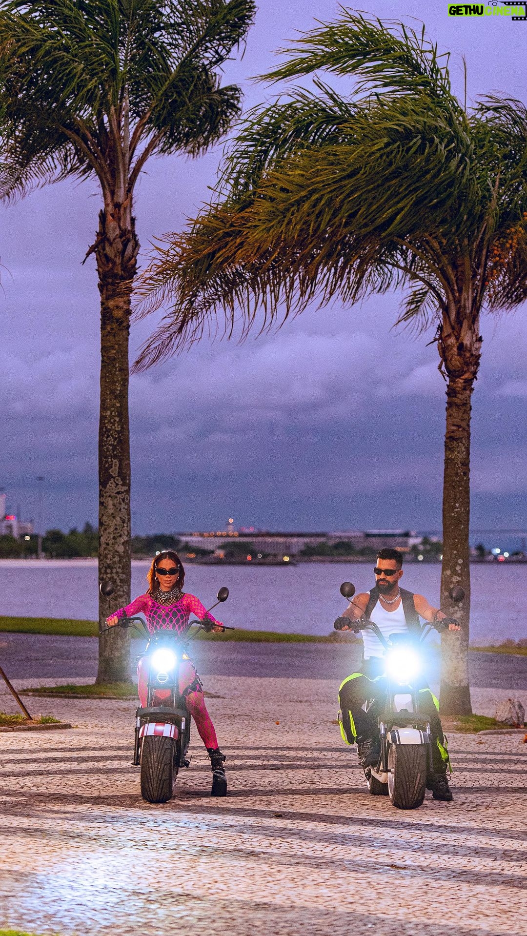 Anitta Instagram - MONSTRÃO, a nova do @dennisdj comigo ja está disponível e amanhã 12h tem clipe! 🔥 🦖