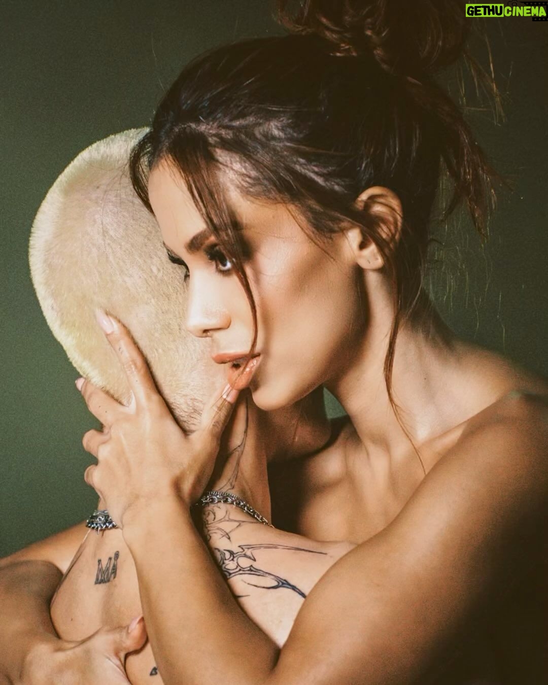 Anitta Instagram - lo que sucede detrás de escena NO se queda detrás de escena... 🤭porque aquí se lo muestro jajaja 👉 desliza para ver