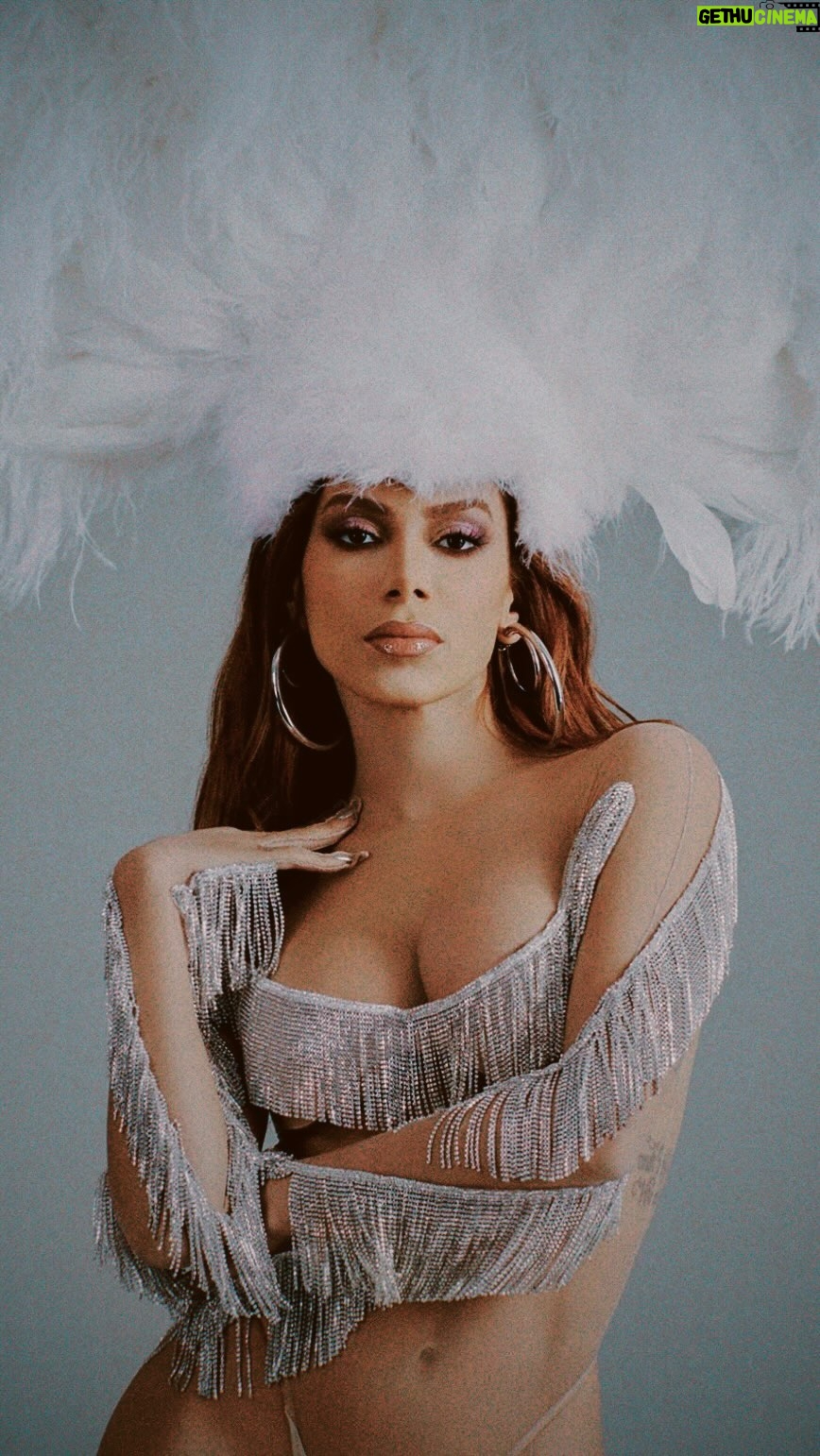 Anitta Instagram - Eu espero o ano todo por essa época e em 2024 nosso #CarnavalDaAnitta tá de volta com TUDOO pra fazer o kikiki acontecer GIGANTE! 🎉🥳 10 estados, 10 cidades e 10 edições!😍 Me conta nos comentários em qual lugar vc vai curtir comigo? 📍06/01 | Salvador 📍07/01 | Florianópolis 📍13/01 | Brasília 📍14/01 | Fortaleza 📍20/01 | Recife 📍21/01 | Rio de Janeiro 📍27/01 | Belo Horizonte 📍28/01 | Vitória 📍03/02 | Curitiba 📍04/02 | São Paulo @beatsoficial 🎫 Abertura de vendas: quarta-feira, 25/10, 12h #EnsaiosDaAnitta #bebacommoderação