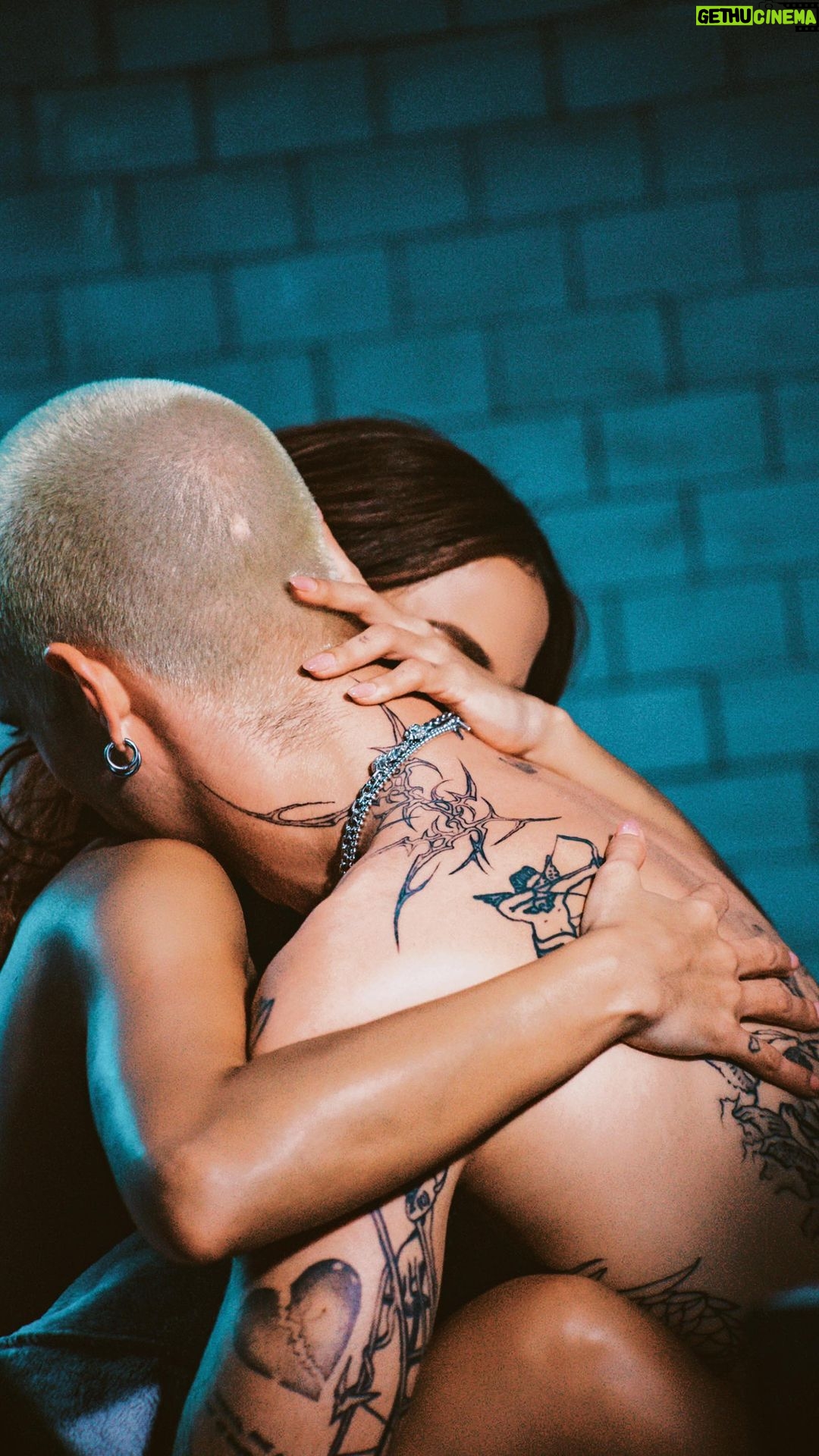 Anitta Instagram - Ahora ya saben por qué grabaría este video MIL veces más jajaja ❤️🔥 Mi nuevo sencillo 𝓜𝓲𝓵 𝓿𝓮𝓬𝓮𝓼, canción + video protagonizado por @damianodavid ❤️🔥 19 de Octubre 8pm EST