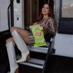 Anitta Instagram - Lay’s is giving away 5 signed pairs of these gorgeous white boots – just like the ones I wore in our commercial together - with really cool signed prints too. To enter for a chance to win, like and comment on this post and follow @lays by 10 AM CST on Friday, 12/22. Head to the link in Lay’s bio for the full rules. #Lays_Partner #ad