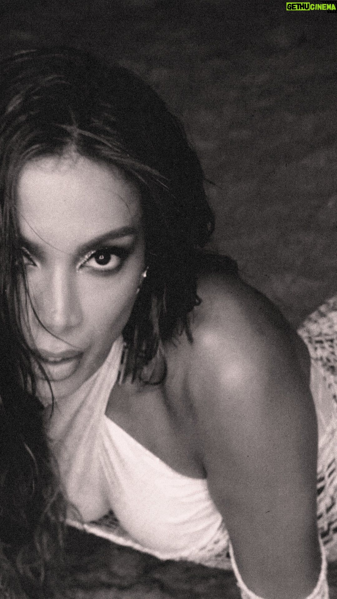 Anitta Instagram - Saiu!!! Ć hora de tacar play em #JogaPraLua šš ft. @dennisdj @pedrosampaio! Quem aĆ vai se acabar qdo essa tocar?