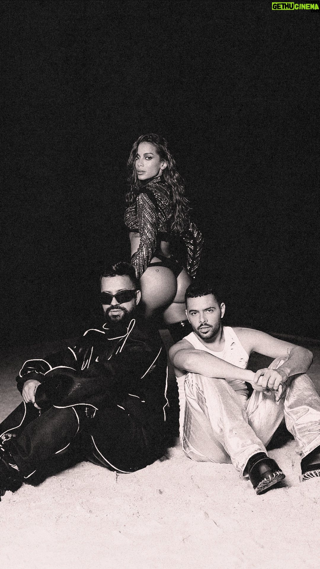 Anitta Instagram - Comenta aqui s贸 quem vai jogar pra lua com a gente amanh茫 脿s 21h! 馃寵馃崙 @dennisdj @pedrosampaio