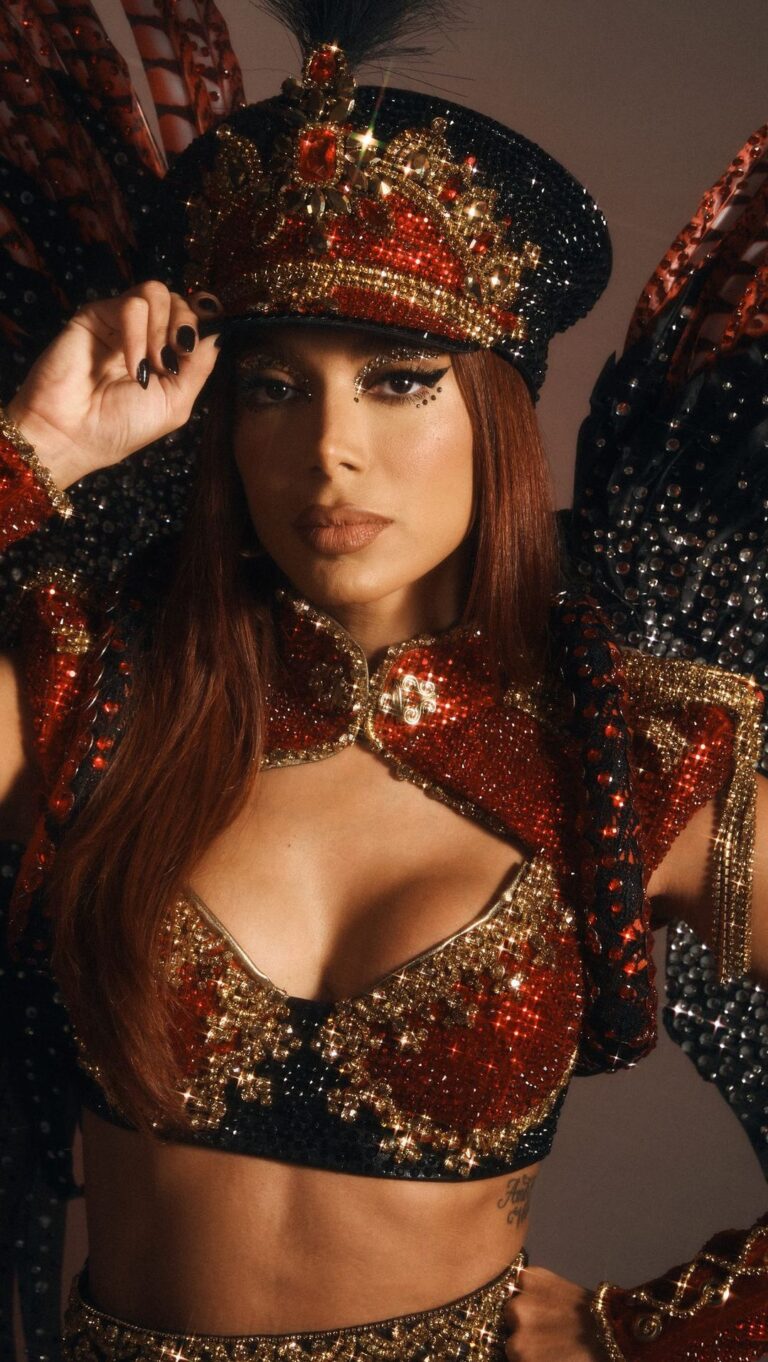 Anitta Instagram - Arrepia, @salgueirooriginal ❤️‍🔥 The samba school, founded in 1953, is my inspiration for today’s costume. In 2020, Acadêmicos do Salgueiro showcased the art of Benjamin de Oliveira, Brazil’s first black clown. In the northern region of Rio de Janeiro, the Samba School from Tijuca sparked a crucial social reflection on education, art, and culture in Brazil through representation and black resistance during the parade. The tin soldier costume symbolizes the army allied with the Benjamins who resist in Brazil! As the late Quinho, performer at the Salgueiro Samba School, sang at the parade all those years ago : “Smiling is Resisting”! 🎶 - Pt nos comentários Fortaleza, Brazil