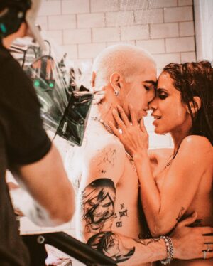 Anitta Instagram - un trabajo muuuy difícil jajaja 🚿 comenta un ‘❤️‍🔥’ si estás listo para 'Mil Veces'❤️‍🔥🚗 mañana a las 8 pm ET