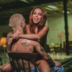 Anitta Instagram - un trabajo muuuy difícil jajaja 🚿 comenta un ‘❤️‍🔥’ si estás listo para 'Mil Veces'❤️‍🔥🚗 mañana a las 8 pm ET