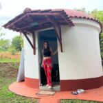 Anitta Instagram - If life invited you to look inside, without makeup, without masks, without disguises... would you have the courage? A lucid, conscious look, without drugs or additives to help... a vision that opens according to your courage and disposition. Embarking on self-knowledge is a path of no return, painful, intense, profound but miraculous, truly healing. It opens the doors for you to become aware of your true SELF, it gives you the opportunity to choose to have control over your Ego. The fight against mine was difficult, but after 1 year, after visiting my mentor for the third time, today after 5 days disconnected from everything and everyone, offline and completely surrendered, today I follow another chapter of life with great gratitude and proud of my courage. Looking inside is not easy, looking at your fear, talking to it, looking at your shadow, learning to love it, meeting your ego and understanding it, fighting against this power that knows all your weaknesses so intimately and will not think twice before using them to try to make you give up. It's difficult, but it's freeing. Se a vida te convidasse pra olhar pra dentro, sem maquiagem, sem máscara, sem disfarces... você teria coragem? Um olhar lúcido, consciente, sem chá nem aditivo pra auxiliar. Que vai te mostrando de acordo com a sua coragem e disposição. Embarcar no auto conhecimento é um caminho sem volta, doloroso, intenso, profundo mas milagroso, cura verdadeiramente. Abre as portas pra você tomar consciência do seu EU verdadeiro, te dá a oportunidade de escolher ter o domínio do seu Ego. A luta contra o meu foi difícil, mas depois de 1 ano, depois de visitar minha mentora pela terceira vez, hoje depois de 5 dias desconectada de tudo e de todos, offline e inteiramente entregue, hoje sigo mais um capítulo da vida com muita gratidão e orgulho da minha coragem. Olhar pra dentro não é fácil, olhar seu medo, conversar com ele, olhar pros seus defeitos, aprender a amá-los, encontrar com seu ego e entende-lo, lutar contra este poder que conhece todas as suas fraquezas tão intimamente e não vai pensar duas vezes antes de usá-las pra tentar te fazer desistir. É difícil, mas é libertador. GRATIDÃO