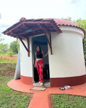 Anitta Instagram - If life invited you to look inside, without makeup, without masks, without disguises... would you have the courage?
 A lucid, conscious look, without drugs or additives to help... a vision that opens according to your courage and disposition.
 Embarking on self-knowledge is a path of no return, painful, intense, profound but miraculous, truly healing.  It opens the doors for you to become aware of your true SELF, it gives you the opportunity to choose to have control over your Ego. The fight against mine was difficult, but after 1 year, after visiting my mentor for the third time, today after 5 days disconnected from everything and everyone, offline and completely surrendered, today I follow another chapter of life with great gratitude and proud of my courage. Looking inside is not easy, looking at your fear, talking to it, looking at your shadow, learning to love it, meeting your ego and understanding it, fighting against this power that knows all your weaknesses so intimately and will not think twice before using them to try to make you give up.  It's difficult, but it's freeing.

Se a vida te convidasse pra olhar pra dentro, sem maquiagem, sem máscara, sem disfarces... você teria coragem? 
Um olhar lúcido, consciente, sem chá nem aditivo pra auxiliar. Que vai te mostrando de acordo com a sua coragem e disposição. 
Embarcar no auto conhecimento é um caminho sem volta, doloroso, intenso, profundo mas milagroso, cura verdadeiramente. Abre as portas pra você tomar consciência do seu EU verdadeiro, te dá a oportunidade de escolher ter o domínio do seu Ego. A luta contra o meu foi difícil, mas depois de 1 ano, depois de visitar minha mentora pela terceira vez, hoje depois de 5 dias desconectada de tudo e de todos, offline e inteiramente entregue, hoje sigo mais um capítulo da vida com muita gratidão e orgulho da minha coragem. Olhar pra dentro não é fácil,  olhar seu medo, conversar com ele, olhar pros seus defeitos, aprender a amá-los, encontrar com seu ego e entende-lo, lutar contra este poder que conhece todas as suas fraquezas tão intimamente e não vai pensar duas vezes antes de usá-las pra tentar te fazer desistir. É difícil, mas é libertador. GRATIDÃO