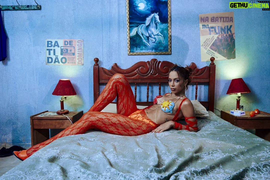 Anitta Instagram - Cheia de mulher / sozinha / Cheia de homem