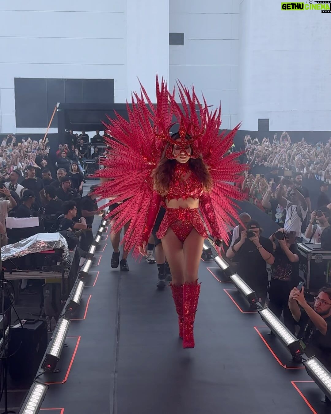 Anitta Instagram - Genteeeee!!! Here are some of my fav moments from the second day of my pre-carnival tour ππ₯ππ½π¨π I literally canβt think of a better way to kick off the yeaaaaarrr ahhhh!!! Comment a red emoji if youβre ready for more!!! β *Ad: @rexonabrasil Brazil