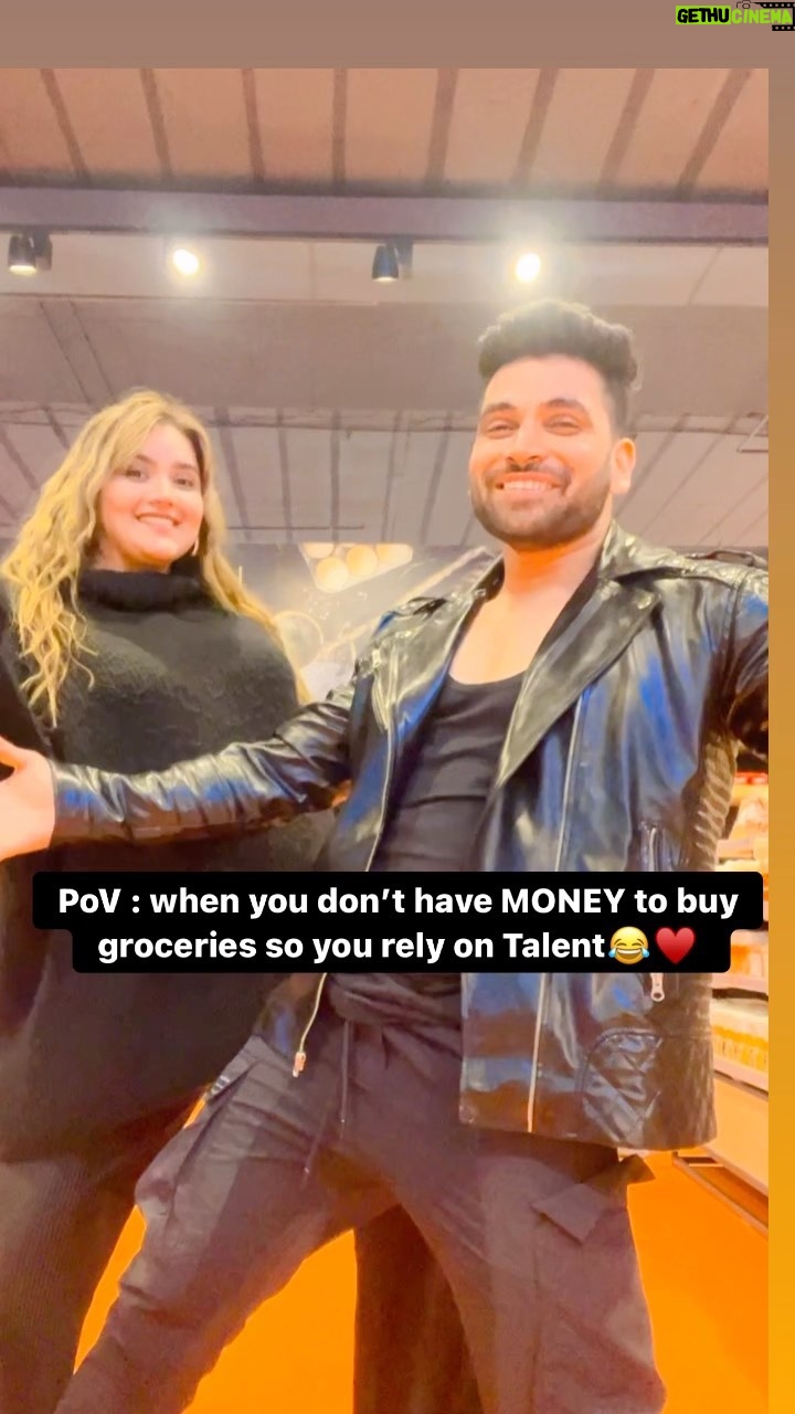 Anjali Anand - 131.7K Likes - ♥️Be Bold or Italic or sometimes just best, but never regular 😉
We are Limited edition 🤪
.
.
.
@anjalidineshanand
#shivthakare #family #srkfan