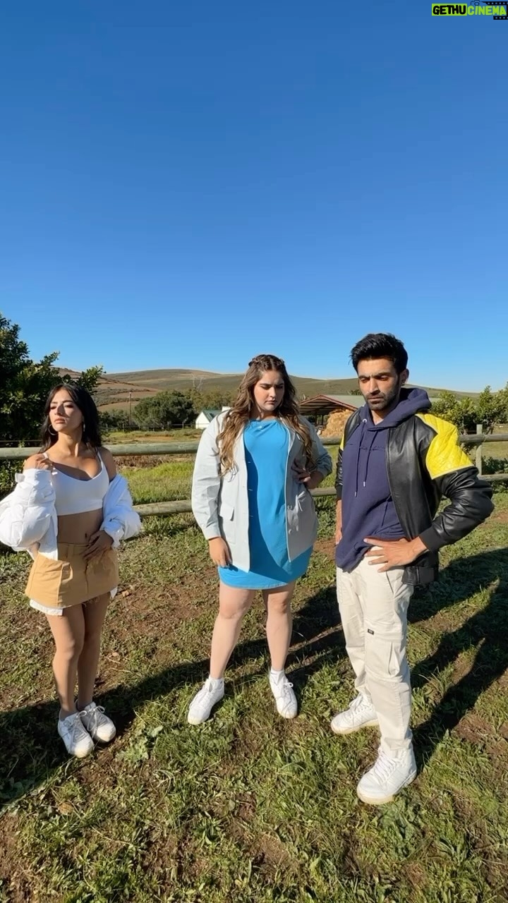 Anjali Anand Instagram - The “Vatavaran” asked for it ✌️😂✨ @anjalidineshanand @soundousmoufakir #KhatronKeKhiladi13 #ADHM South Africa