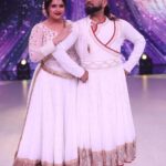 Anjali Anand Instagram – … being in the bottom two because of less votes was not a great feeling. Watch us fight it out and see if we make it through tonight on Jhalak Dikhlaa Jaa!!! Please vote for your favourite contestants as that’s the only thing that can keep them going in the competition. Voting lines open at 9:30pm till midnight tonight✨

Hair @pinkyroy9467 
Makeup @beauty_integrated_official 
My Asst @nilesh_jadhav_01 
Costume @harshalds @komalsoni_ @shilpa.suraj.chhabra