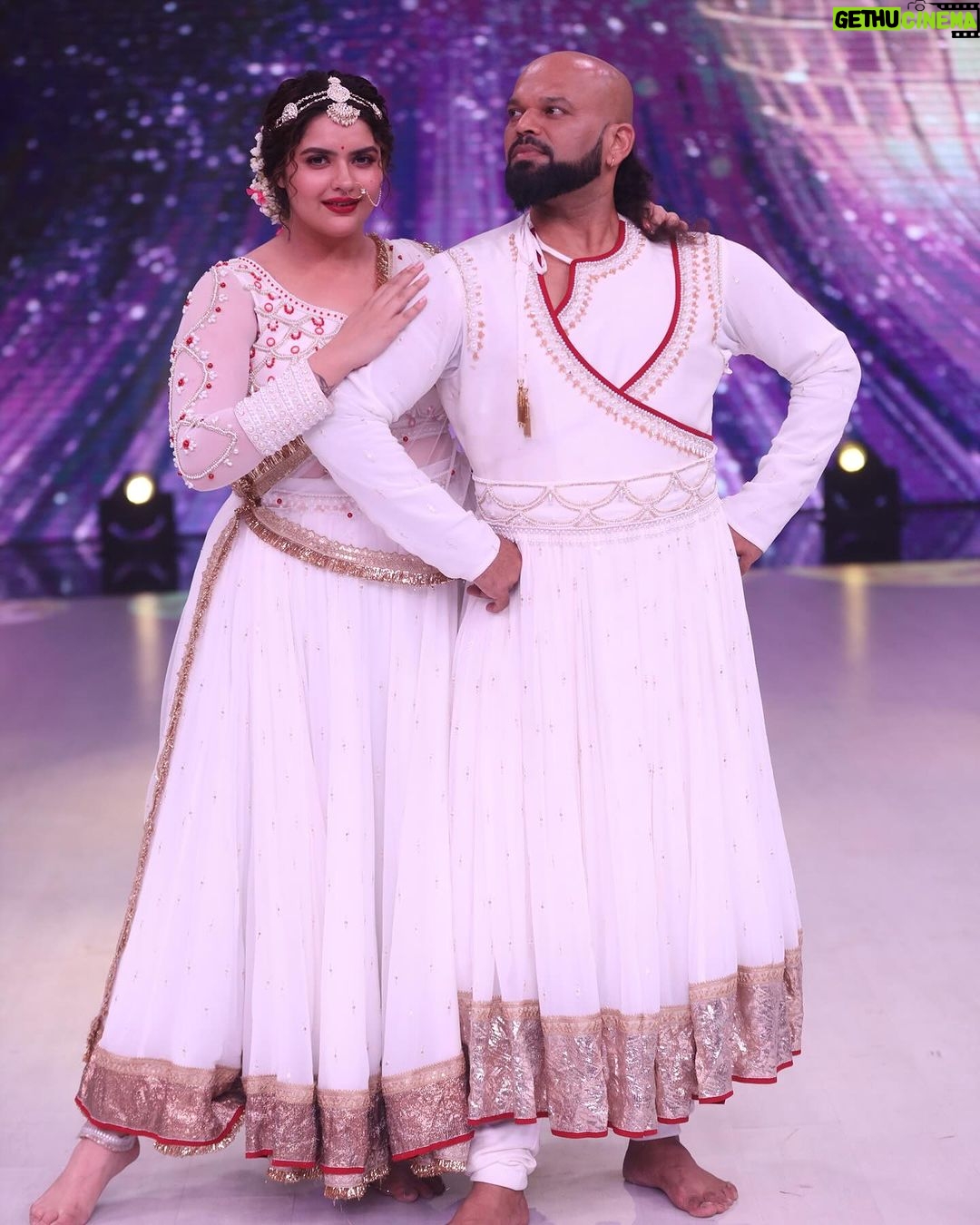 Anjali Anand Instagram - … being in the bottom two because of less votes was not a great feeling. Watch us fight it out and see if we make it through tonight on Jhalak Dikhlaa Jaa!!! Please vote for your favourite contestants as that’s the only thing that can keep them going in the competition. Voting lines open at 9:30pm till midnight tonight✨ Hair @pinkyroy9467 Makeup @beauty_integrated_official My Asst @nilesh_jadhav_01 Costume @harshalds @komalsoni_ @shilpa.suraj.chhabra