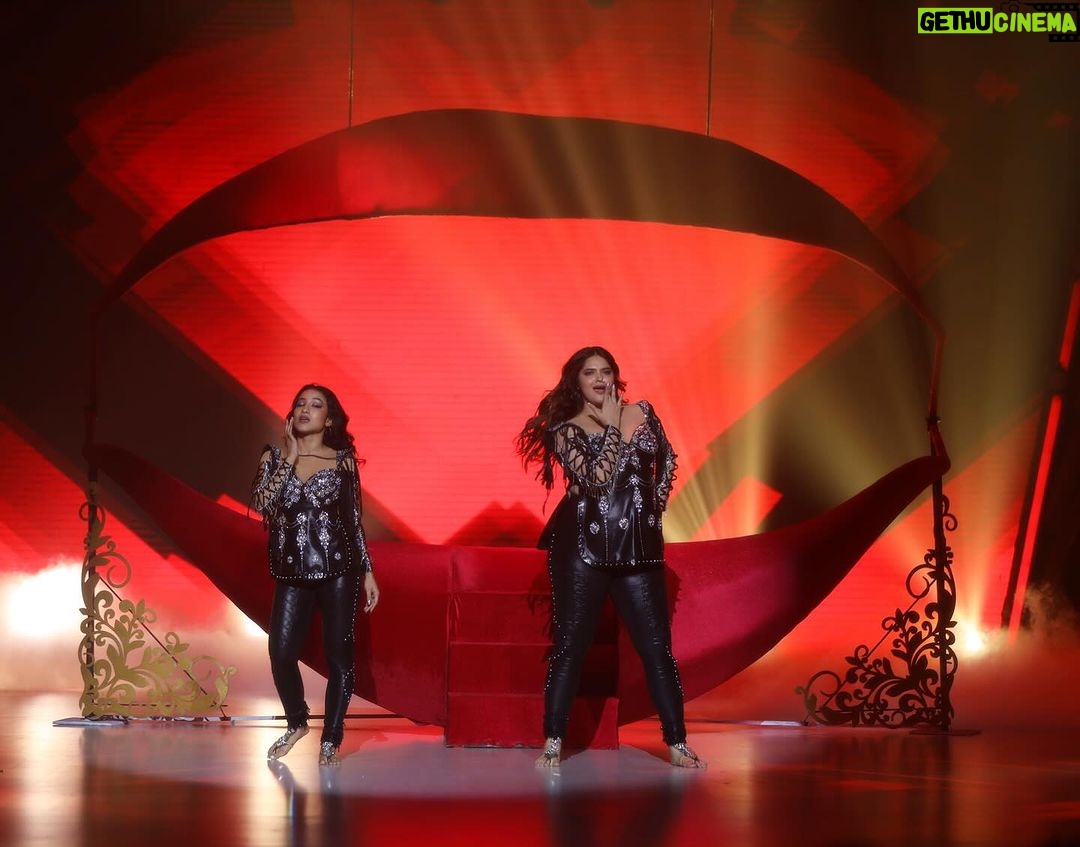 Anjali Anand Instagram - … it’s cold outside par iss weekend, Garmi hogi ❤️🔥 . . . . . What an amazing week it was partnering with @iam__romsha The energy hits different when there’s two girls dancing on the Jhalak stage. Watch us this weekend absolutely kill it on stage and give it our all, as always ❤️🔥 @nishant_d30 thank you for everything ✨ Hair @pinkyroy9467 Makeup @beauty_integrated_official Costume @harshalds @shilpa.suraj.chhabra @komalsoni_ My asst @nilesh_jadhav_01